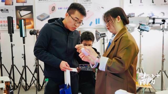 中山市影邦摄影器材有限公司的展位上,不时有客商来询价。 南方拍客 叶紫潇 供图